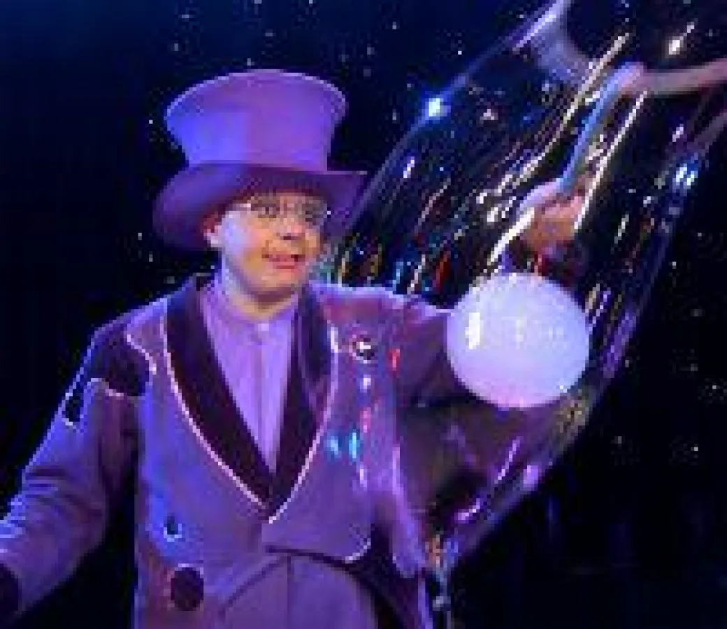 Unterhaltungskünstler Blub berührt mit Poesie der Seifenblasen