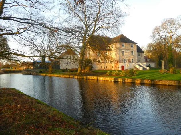 Weihnachtliche Glanzlichter auf Wasserschloss Mellenthin Bild: Weihnachtliche Glanzlichter auf Wasserschloss Mellenthin