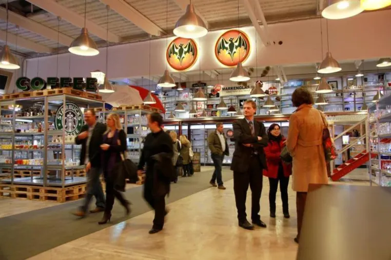 Bild: Der weltweit einzige Shop für Brauerei- und Markengläser hat am 2.11.2011 in Köln Ossendorf eröffnet