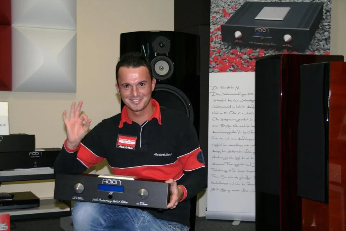 Herr Asku freut sich über die Premiere im Media Markt Hannover: AARON XX Der Vollverstärker