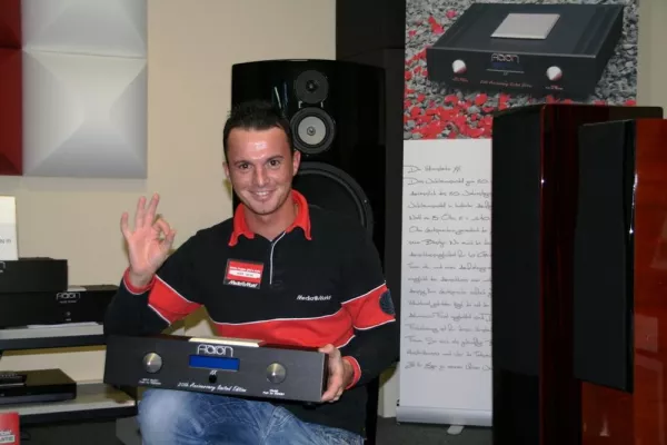 Premierenfeier im Media Markt Hannover: Der neue AARON XX Vollverstärker Bild: Premierenfeier im Media Markt Hannover: Der neue AARON XX Vollverstärker