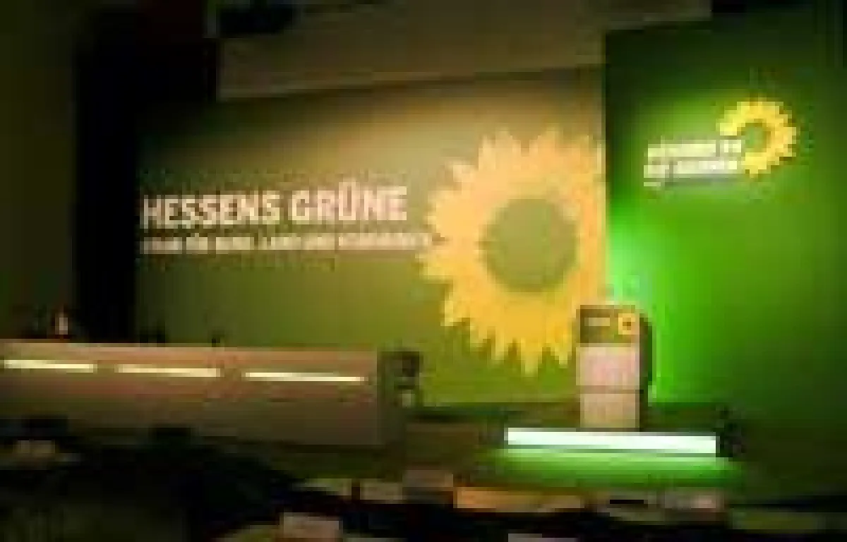 satis&fy realisiert grünes Bühnendesign für Grünen Parteitag in Marburg