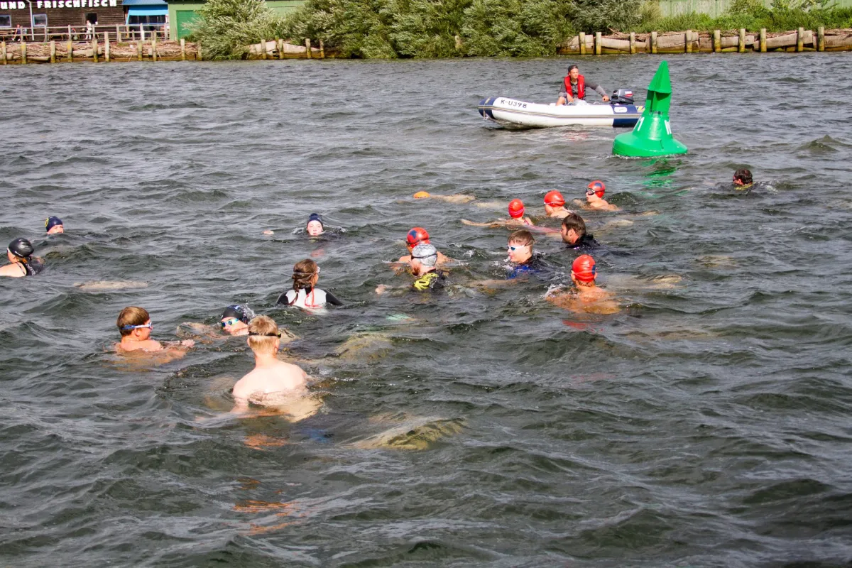 Schwimmer der Müritzquerung werben für Schwimmkurse (© Stephan Radtke)
