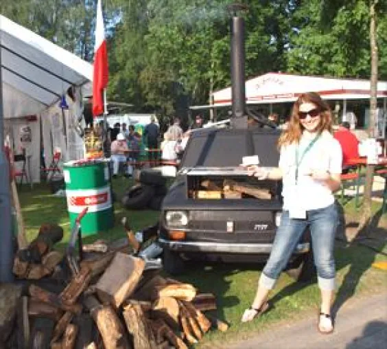 Bild: Grilltrends 2011 / pizzeria.TV – Team beim „Schrägsten Grillen der Welt“