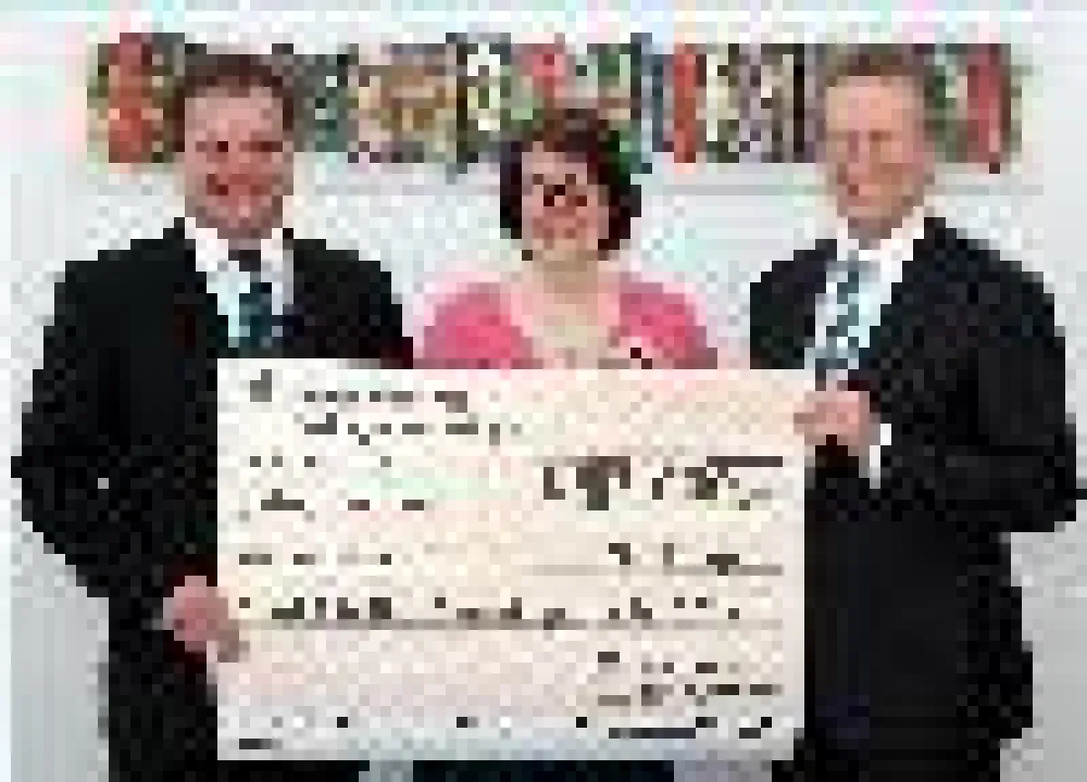 Franz Scholz überreichte den Scheck über 3.000 Euro an Bürgermeister Frank Buß und Susanne Martin.