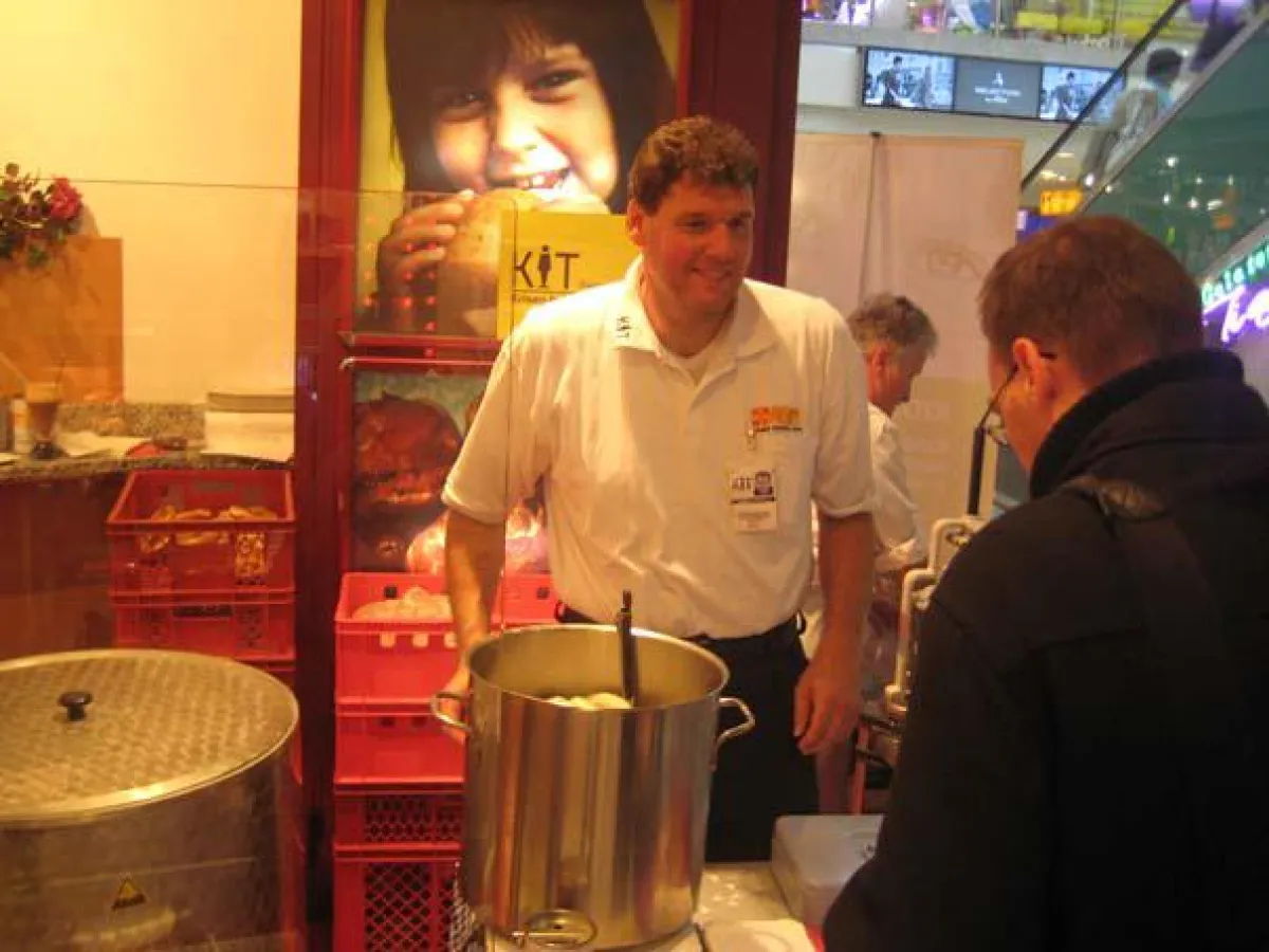 KIT-Mitarbeiter bedienten die Besucher am 'Wurst-Point' freundlich