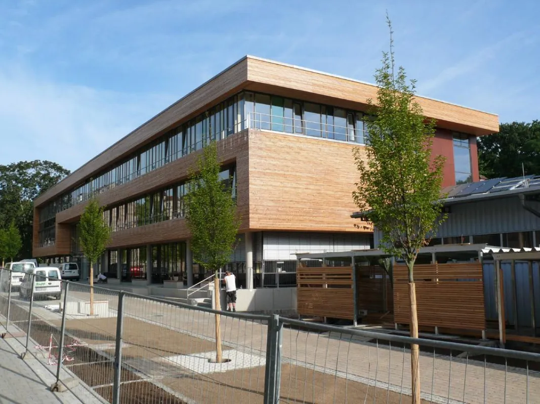 Noch legen die Handwerker letzte Hand an. Im neuen Schuljahr ziehen hier die Schüler ein.