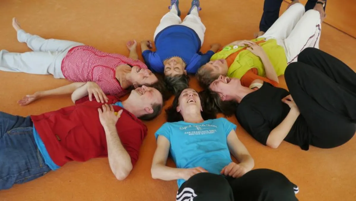 Lachen ohne Grund erleben.