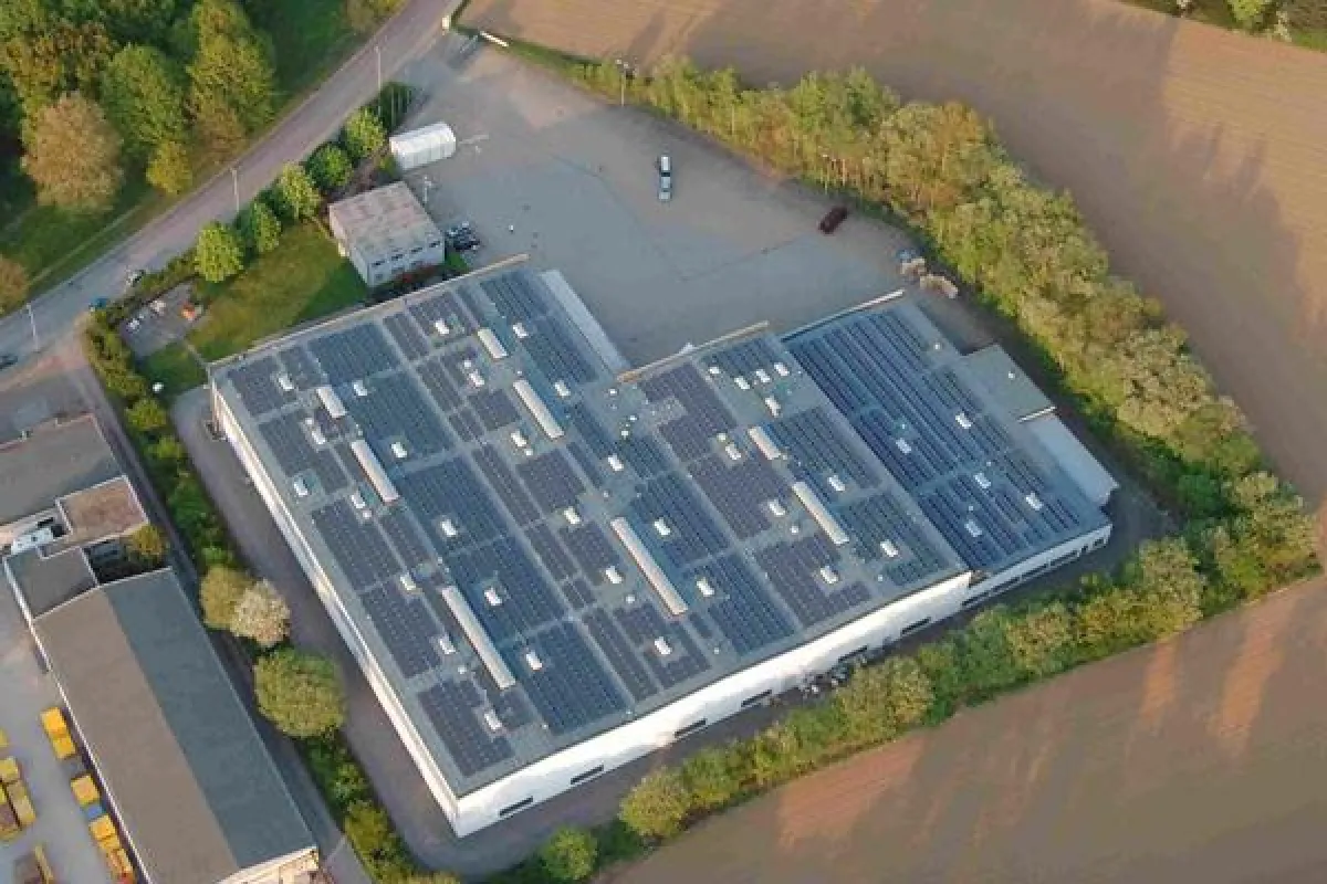Neue Solaranlage auf dem Dach der Dyup Lagerhalle in Mönchengladbach.