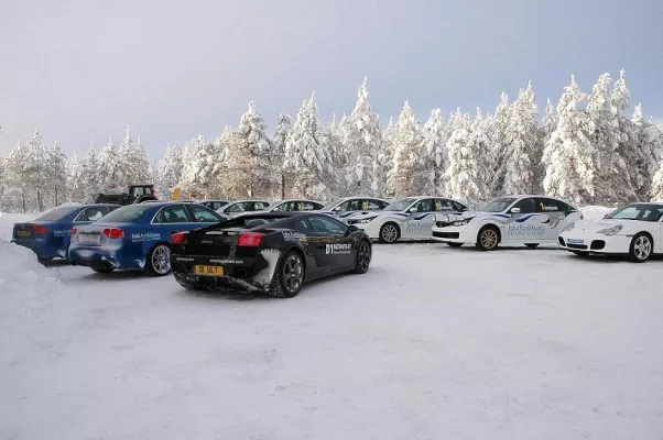 Konkurrenzlose Fahrausflüge der Luxus-Klasse: Supercar Ice Driving in Finnland Bild: Konkurrenzlose Fahrausflüge der Luxus-Klasse: Supercar Ice Driving in Finnland
