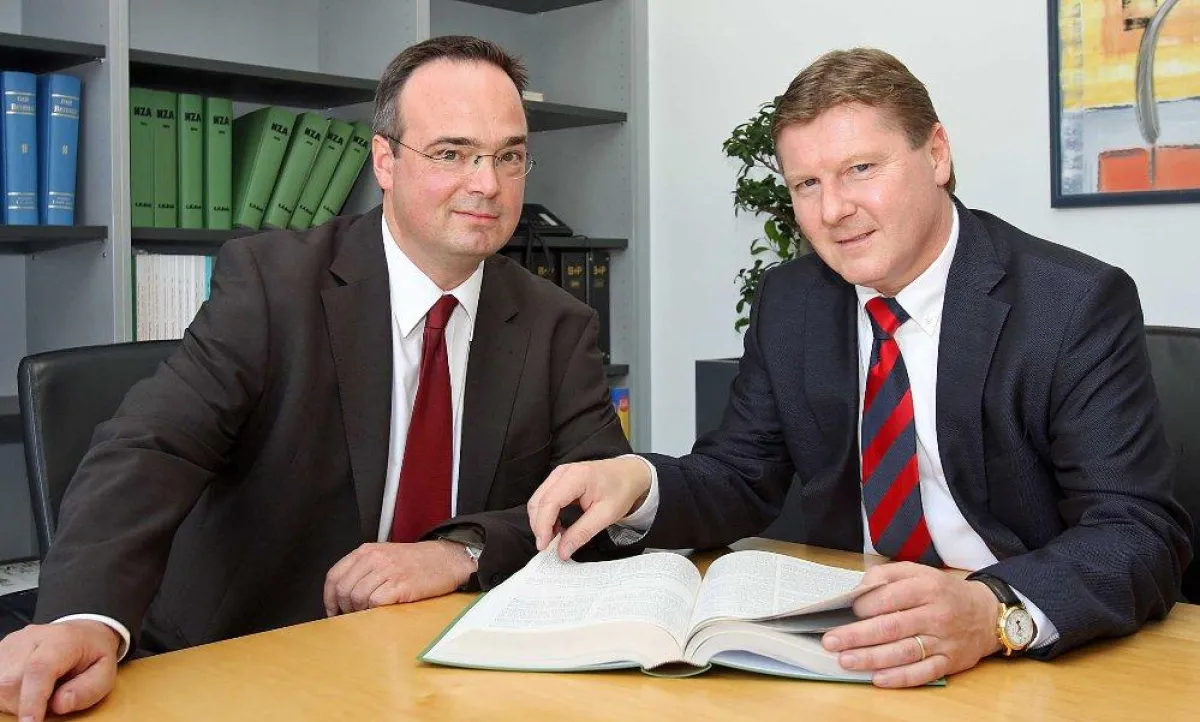 ESB-Professor Dr. Joachim Gschwinder (li.) und Dr. Ralf Seiter (SLP) vom Institut für Arbeitsrecht (IfA). Foto: GEA/Baier