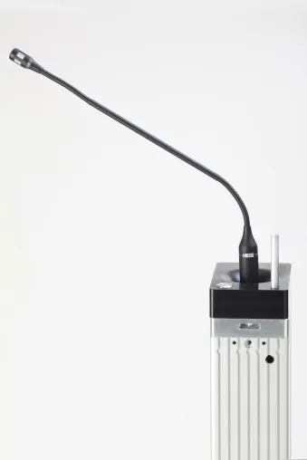 Bild: Äußerst leise und kompakt: Komplett unterbaufähiger Mikrofonlift conMIC ergänzt das Progamm von ELEMENT ONE.