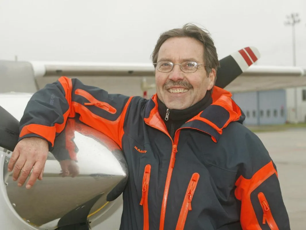 Weltumflieger Uwe Thomas Carstensen startet am 1. November 2010 mit seiner Cessna zu einem Flug rund um Afrika
