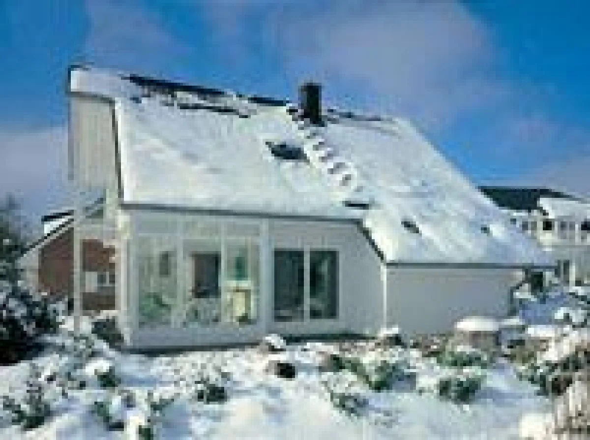 Wer die Winterpracht unbeschwert genießen möchte, sollte das Dach rechtzeitig mit Braas Schneefangsystemen sichern.