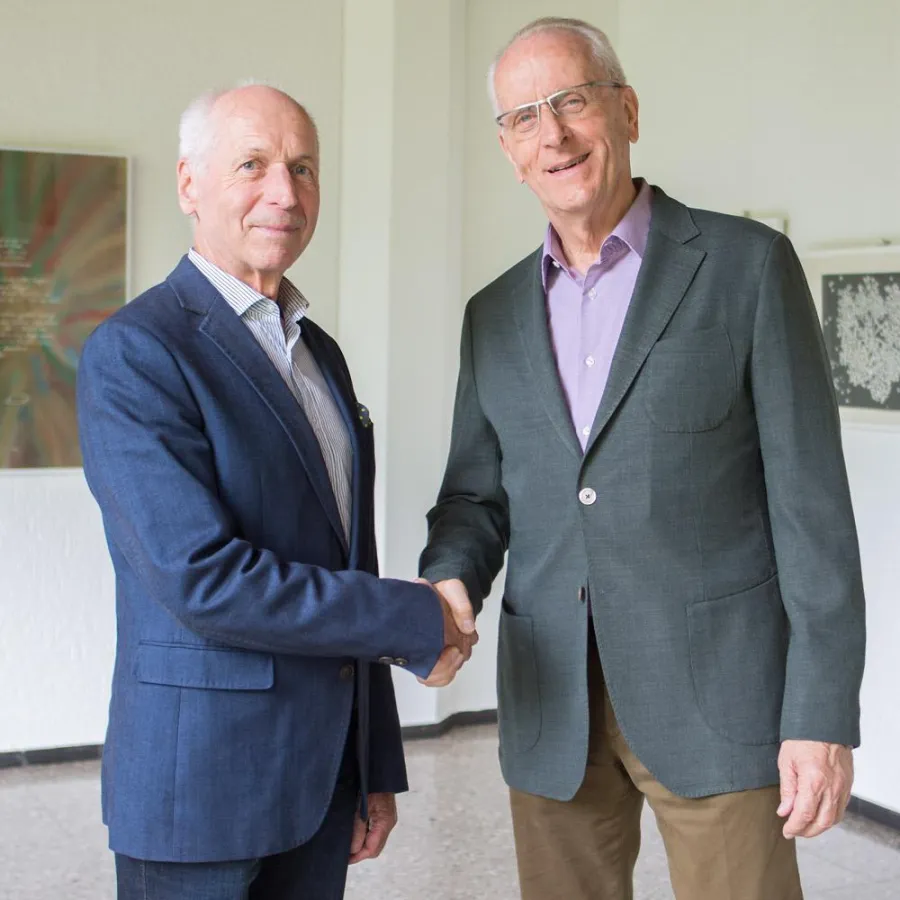 Dieter K. Zimmermann (rechts) gratuliert Peter Rall als Vorstandsnachfolger.