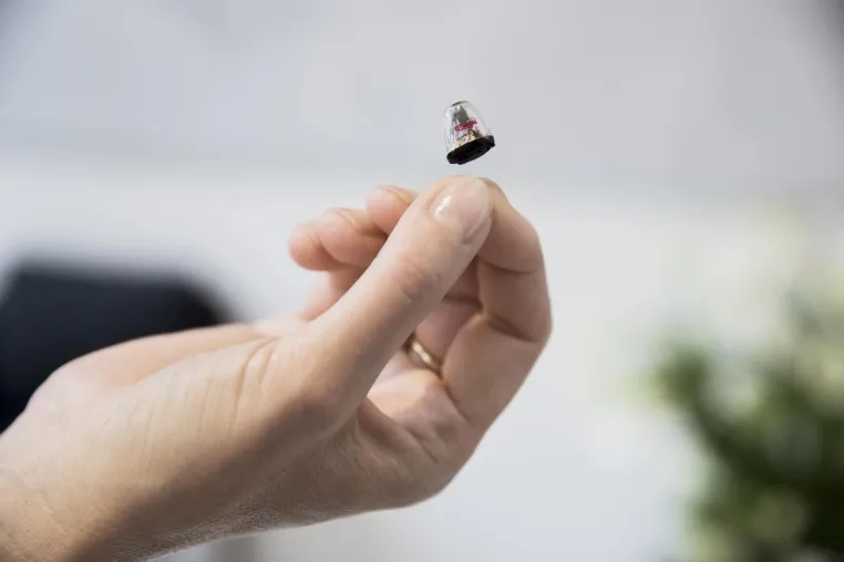 Sich mit dem Hörgerät Oticon Opn™ wieder entspannt unterhalten – auch im Restaurant Bild: Sich mit dem Hörgerät Oticon Opn™ wieder entspannt unterhalten – auch im Restaurant