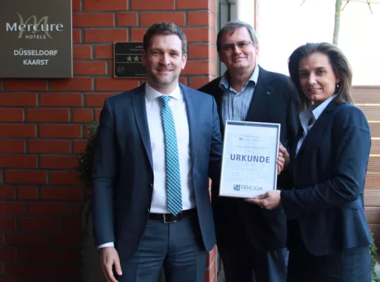 Bild: 20 Jahre starke Partnerschaft: DEHOGA Nordrhein ehrt Mercure Hotel Düsseldorf Kaarst