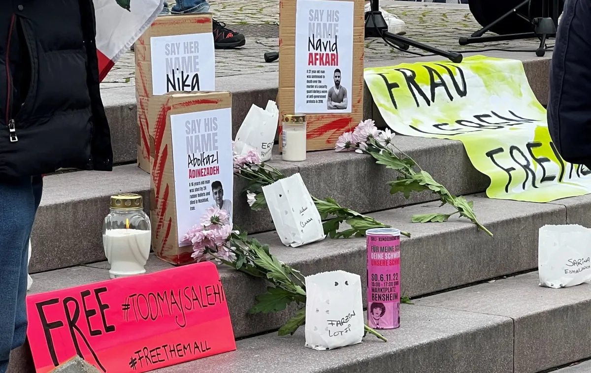 Auf den Stufen des Bensheimer Marktplatzes (© Denise Neghmouchi)