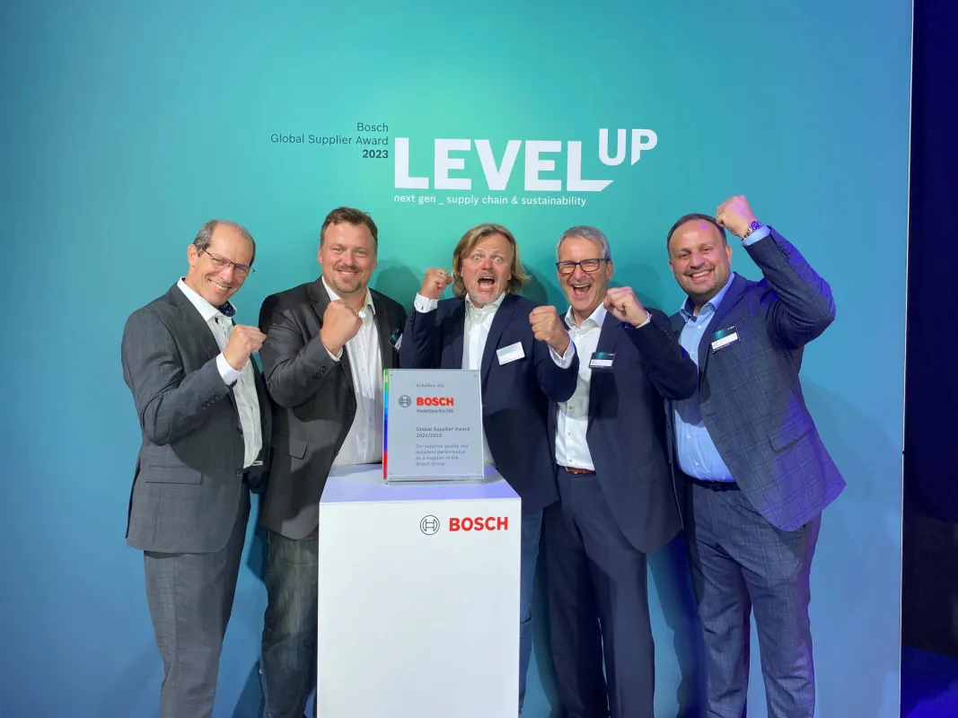 Ein großer Award mit einer noch größeren Symbolkraft: Achim und Bernd Schäflein (zweiter und dritter (© Robert Bosch GmbH)