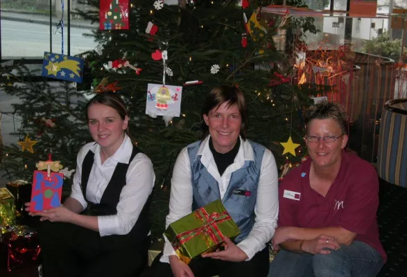 Bild: Mercure Hotel Kongress Wetzlar: Ein Weihnachtsbaum voller Kinderwünsche