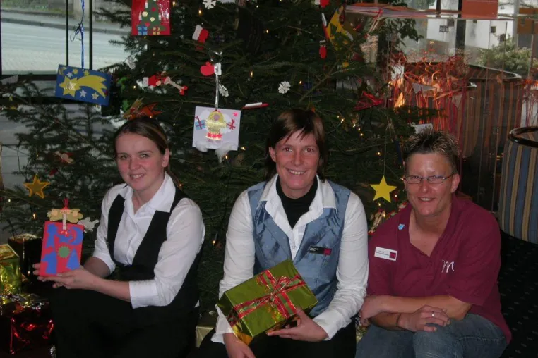 Bild: Mercure Hotel Kongress Wetzlar: Ein Weihnachtsbaum voller Kinderwünsche