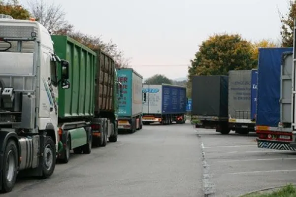 ACE drängt auf mehr Lkw-Parkplätze – „Steißlage“ beklagt Bild: ACE drängt auf mehr Lkw-Parkplätze – „Steißlage“ beklagt