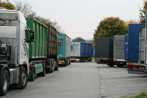 Bild: ACE drängt auf mehr Lkw-Parkplätze – „Steißlage“ beklagt