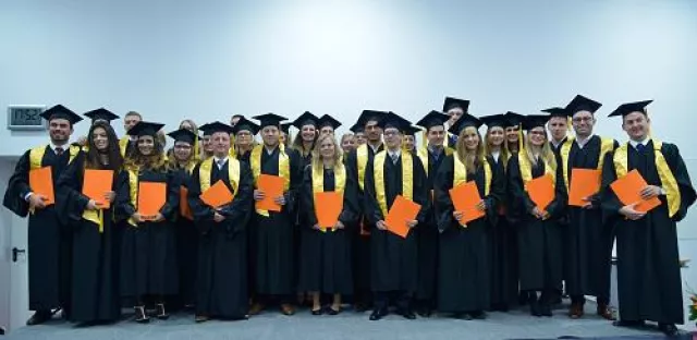 Bild: Die EUFH verabschiedete Absolventen des berufsbegleitenden Bachelor-Studiums: