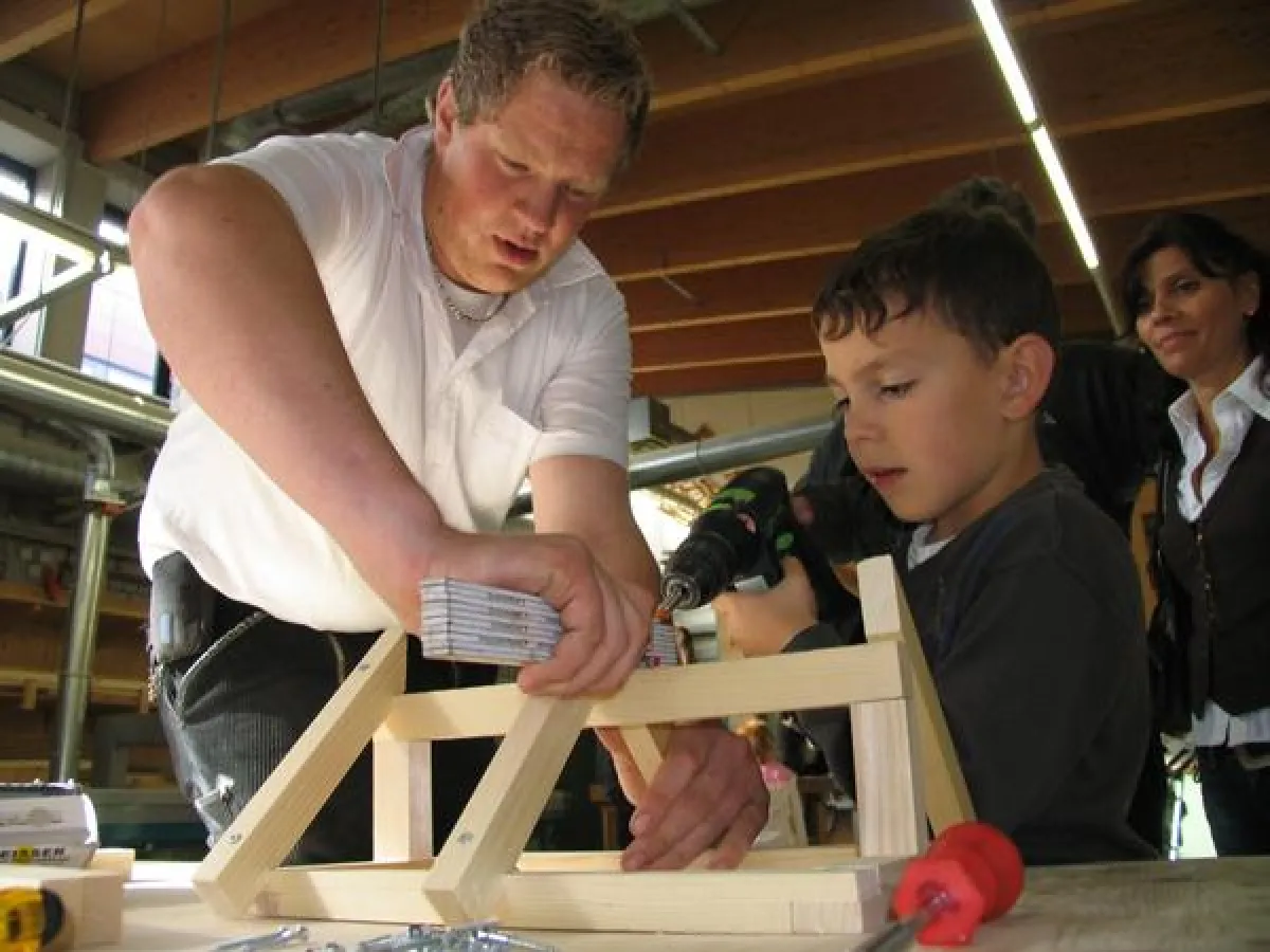 Unter fachkundiger Anleitung der BBW-Zimmerer konnten große und kleine Besucher beim „BBW Open“ eigene Minidachstühle herstellen.