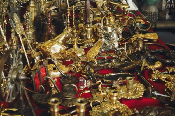 Bild: Von goldenen Schmuckstücken bis zu kunstvollen Artefakten: Die Vielfalt der goldenen Antiquitäten