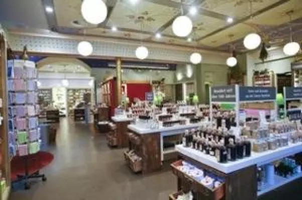 Bild: Rezepturen aus der Löwenmanufactur© in der Löwen-Apotheke Lübeck