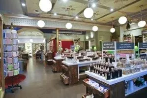 Bild: Rezepturen aus der Löwenmanufactur© in der Löwen-Apotheke Lübeck