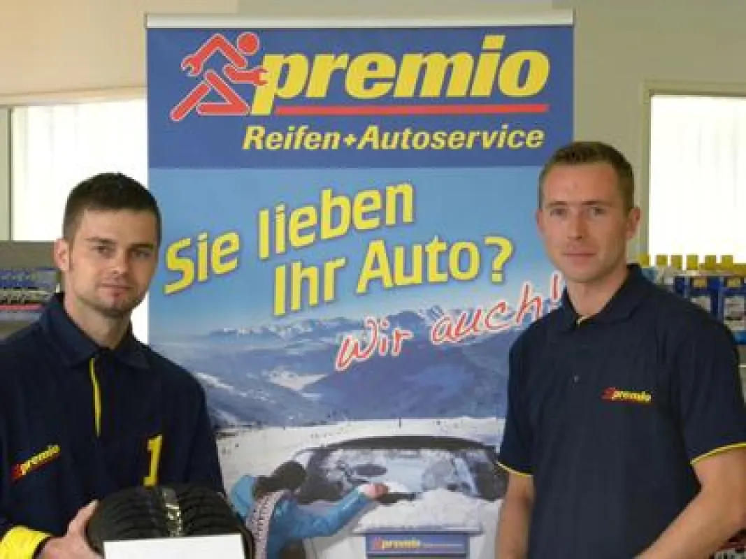Ronny Nitzsche (Leiter Autoservice) mit Andreas Schmidt