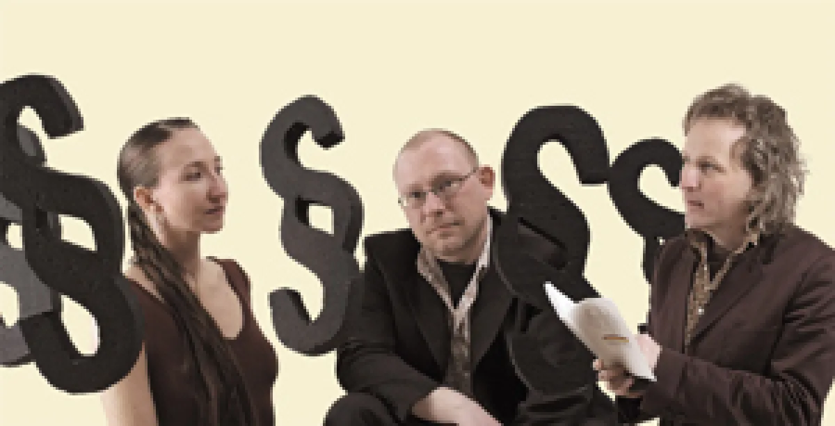 Eva Weis, Thomas Bierling und Peter Lehel im „Paragraphendschungel“