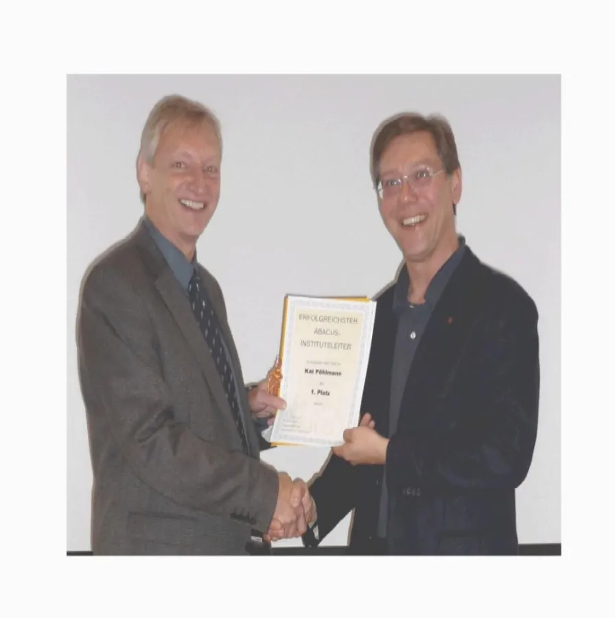 Dr. Gerd Garmaier (links) gratuliert Pöhlmann zur erfolgreichen Einzelnachhilfe in HH & Kreis PI