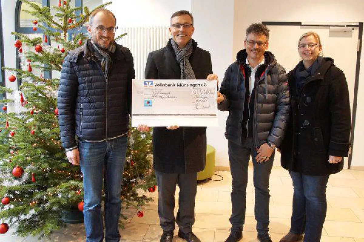 Weihnachtliches Ambiente bildete den Hintergrund für die Spendenübergabe.