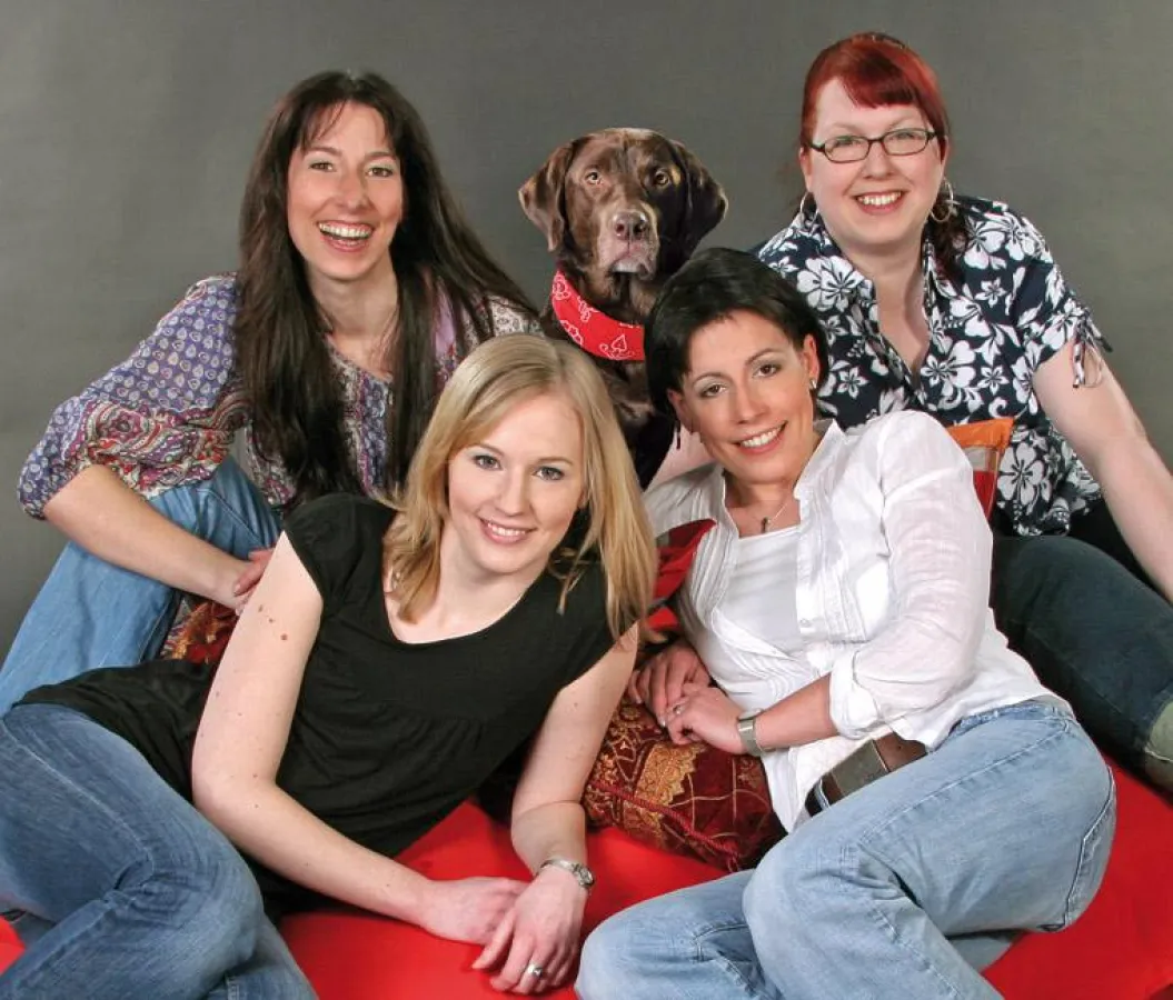 hinten von links: Yvonne Prekop (Geschäftsführung),  Herr Marlow (Buchhaltung), Britta Mrowka (Büro/Eventmanagement) vorn von links: Christine Bläsing (Marketing/Grafik), Karina Jonke (Geschäftsführun