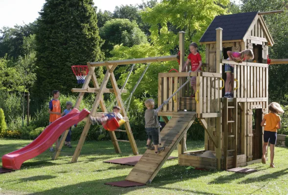 Bild: Abenteuerspielplatz im eigenen Garten