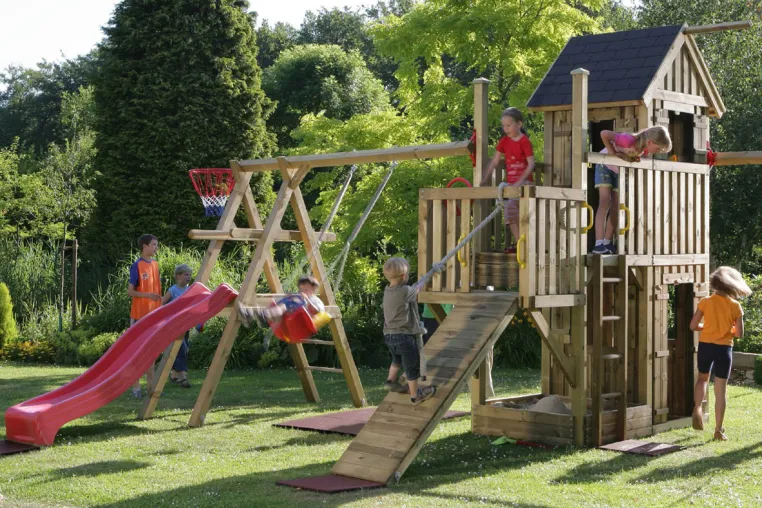Bild: Abenteuerspielplatz im eigenen Garten