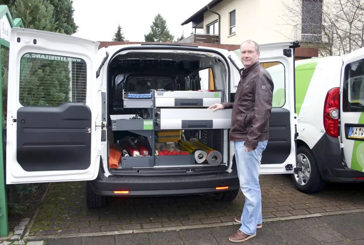 Vermessungsingenieur Andreas Vietzen testet eine bott vario Fahrzeugeinrichtung