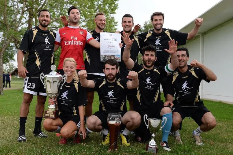 Bild: 42 Firmenteams waren beim SOMMER B2SOCCER am Start – Am Ende jubelte das Team 'bsk' aus Nürnberg