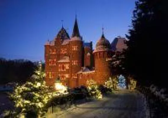 Bild: Mittelalterliche Burg Satzvey wird zum Weihnachtsparadies an allen Adventswochenenden