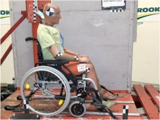 Bild: Crashtest prüft Sicherheit beim Transport von Rollstuhlnutzern in Fahrzeugen