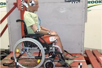 Crashtest prüft Sicherheit beim Transport von Rollstuhlnutzern in Fahrzeugen Bild: Crashtest prüft Sicherheit beim Transport von Rollstuhlnutzern in Fahrzeugen