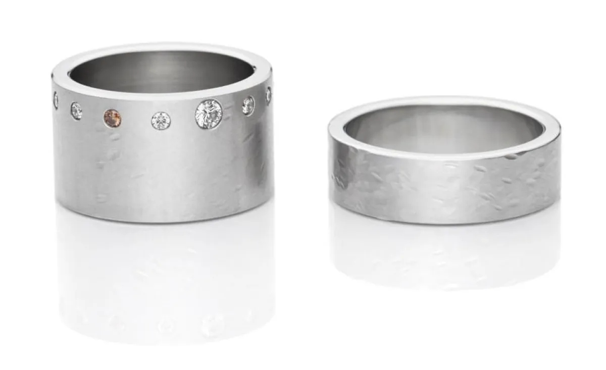 Ein Partnerring, dessen „Worn-off“-Oberfläche signalisiert: „Unsere Beziehung ist gewachsen!“