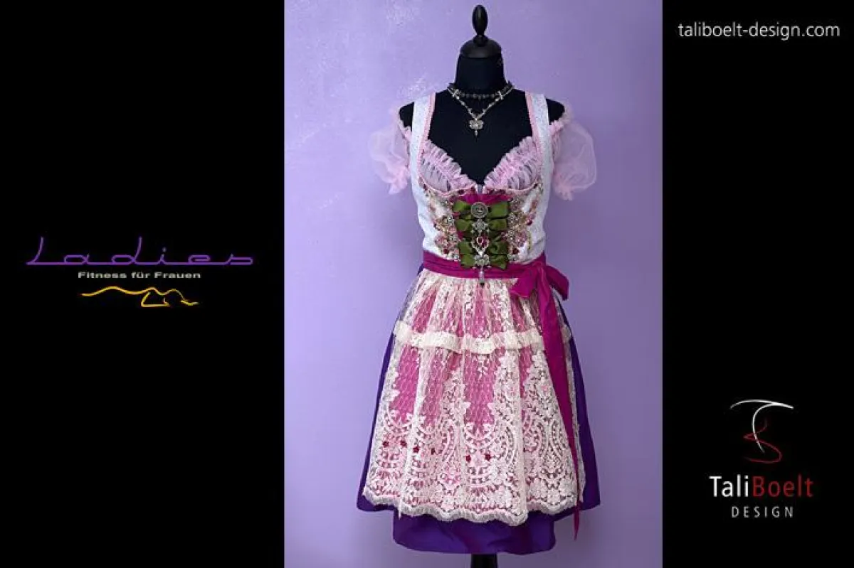 Ausstellung eines Luxusdirndl von TaliBoelt Design im Ladies-Fitness Olching