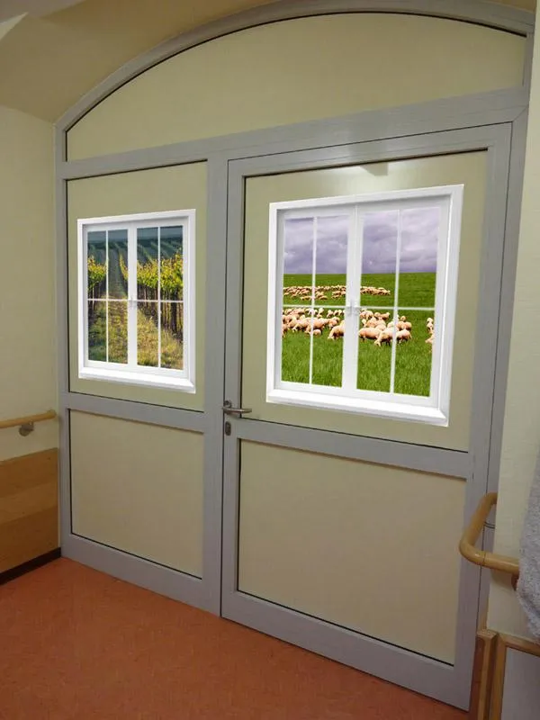 Tür mit Fenstermotiv als optische Barriere (Foto: Mundo Lebenswelten)
