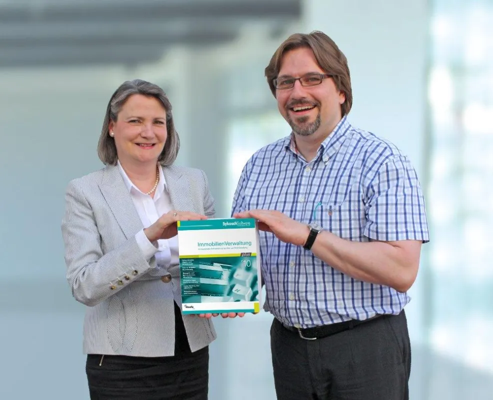 Nicole Dürst, Leiterin der Immobilienredaktion bei Haufe, und Matthias Sykosch, Vorstandsvorsitzender der Sykosch Software AG, präsentieren die gemeinsame Softwarelösung
