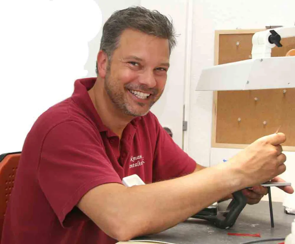 Mit seinem jungen engagierten Zahntechnik-Team stellt ZTM Thorsten Böckmann Zähne 
