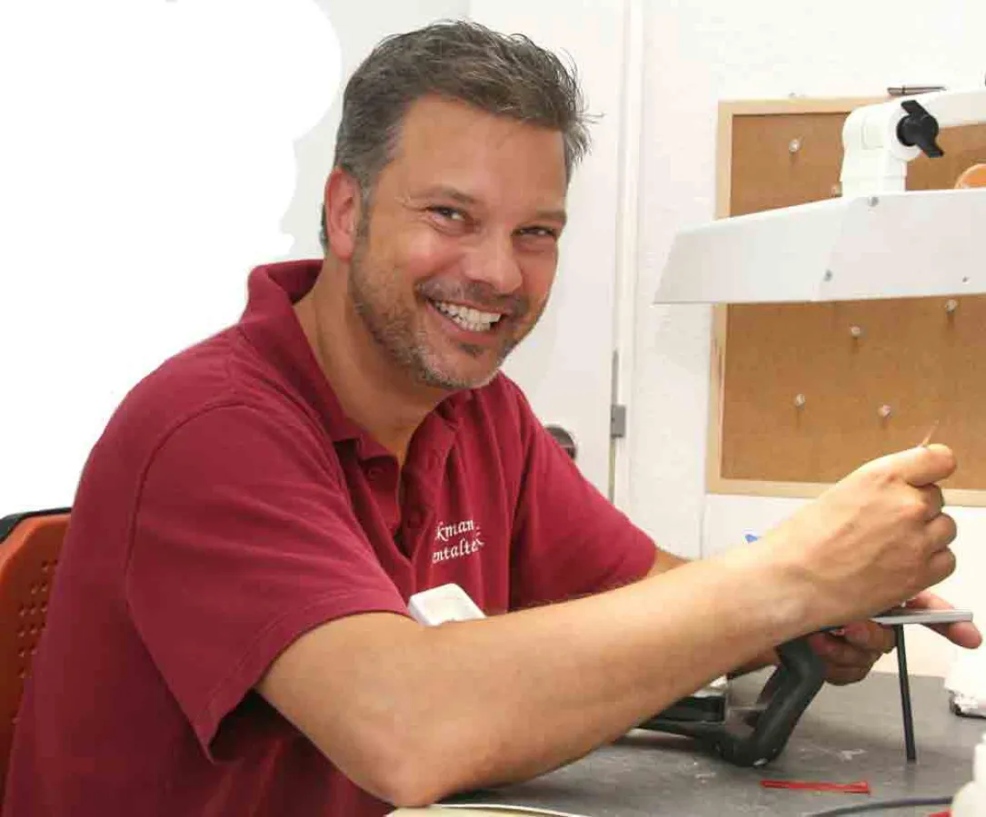 Mit seinem jungen engagierten Zahntechnik-Team stellt ZTM Thorsten Böckmann Zähne 
